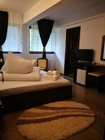 Фото номера Двухместный номер Делюкс с 1 кроватью и душем Гостевой дом Casa cu flori г. Мойечу-де-Сус 7