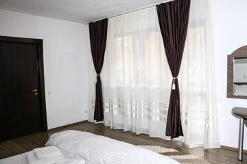Фото номера Люкс с балконом Гостевой дом Casa cu flori г. Мойечу-де-Сус 4