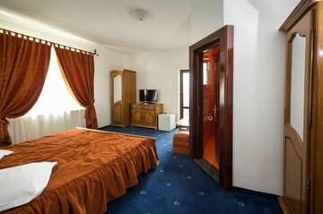 Фото номера Standard Double or Twin Room*** Отель Complex Craiasa Muntilor Moieciu г. Мойечу-де-Сус 8