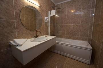 Фото номера Standard Double or Twin Room*** Отель Complex Craiasa Muntilor Moieciu г. Мойечу-де-Сус 7